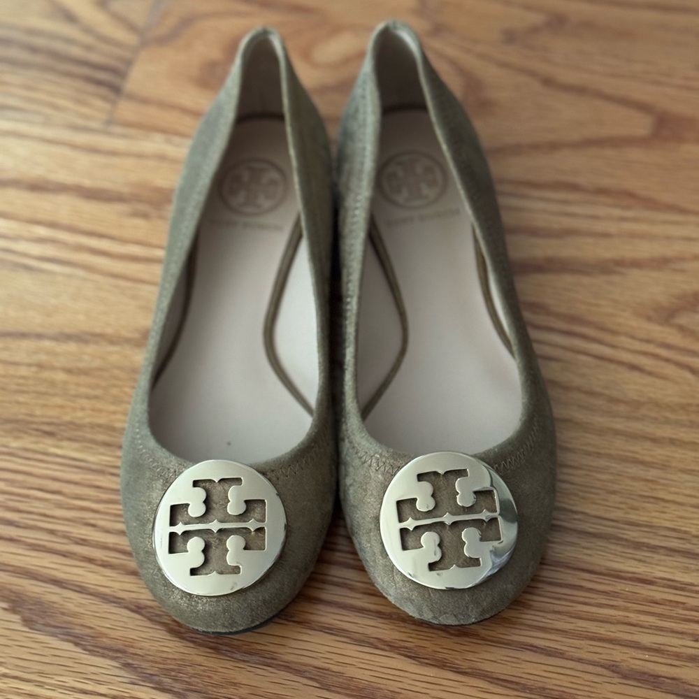 Tory Burch Women's Gold Colored Loafers with GoldLogo Accent Size 6 NWOT